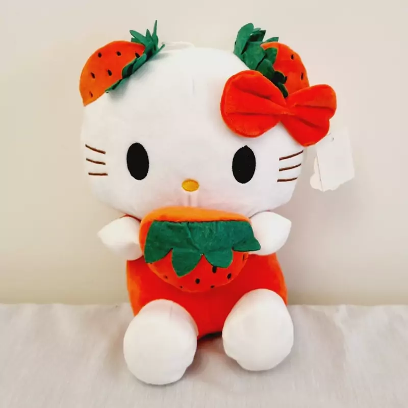 عروسک پولیشی گربه کیتی توت فرنگی به دست